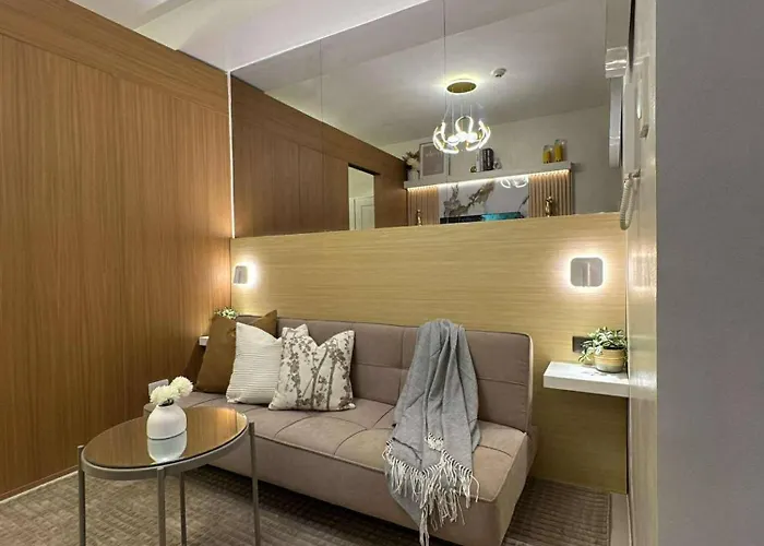 Red Luxe Haven Comfy Stay, Netflix And Fast Wifi Ready *
