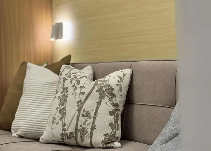 Red Luxe Haven Comfy Stay, Netflix And Fast Wifi Ready Манила