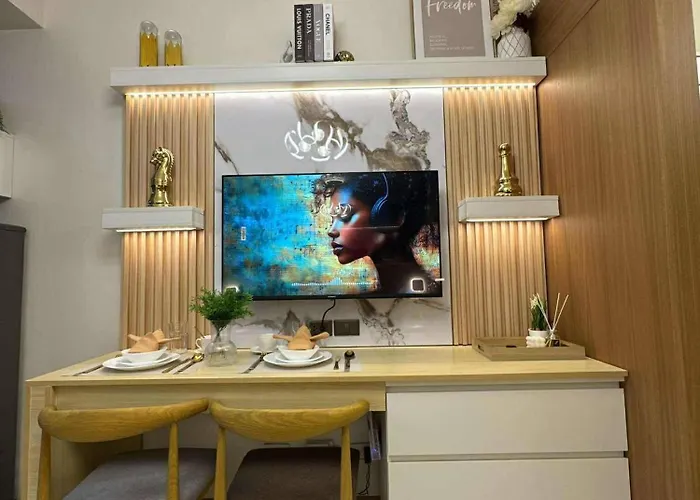 Red Luxe Haven Comfy Stay, Netflix And Fast Wifi Ready Манила