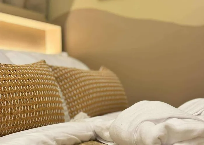 Red Luxe Haven Comfy Stay, Netflix And Fast Wifi Ready